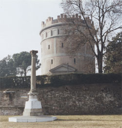 El bastion a Padova, de àngolo fra via Sarpi e Piassa Mazzini, ancora oncò ciamà "de la gata" e che ga resistìo soto el comando de Citolo da Perugia contro l'esército de la Lega de Cambrai in te 'l 1509.