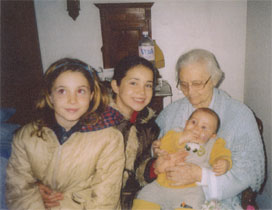 Nona Lina con i proneodi (da sin.) Sofia, Anna e Filippo Maestrello.