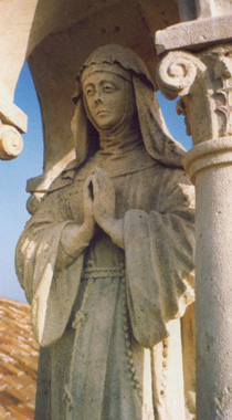 Statua de la Beata Elena Enselmini, colocà ne l'edìcola sol tìnpano de faciata del Santuario de l'Arcella. (Silvio Bertocco, 1893 ca.)
