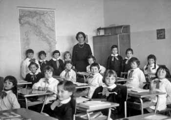 La maestra Maria Bonollo da zóvane tra i so scolari