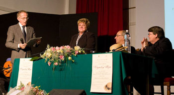Da destra, Ines Scarparolo, Pietro Sartori, la poetessa Nadia Zanini e el condutor Mario Klein.