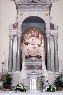 La statua de la "Madonna del vaiolo" che se vènera a Tajo de Po (RO).