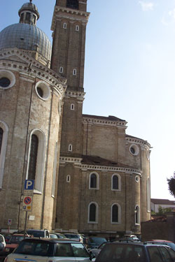 El esterno de la abside del Domo, dove che se credeva fosse stà distruta la casa del Petrarca, ma �desso se sa che ghe ne esiste oncora on tòco in via Dietro Duomo.