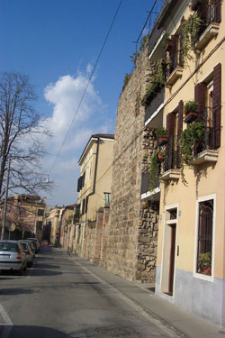 La bea Riviera Albertino Mussato, fra el Bacchiglione e tòchi de mure comunali del 1200.