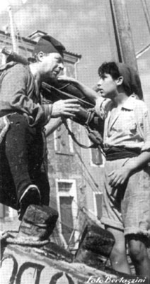 Un fotograma trato dal film "Un paese senza pace" (1943), ispirà a la comedia "Le baruffe chiozzotte" de C. Goldoni, co un zóvane Cesco Baseggio (da P. Zanotto, "Veneto in film � 1895-2002", Venezia, 2002).