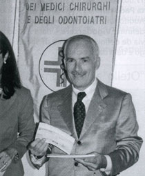 El prof. Massimo Dal Bianco... a contato col "meritato" Premio. (foto GaMa)