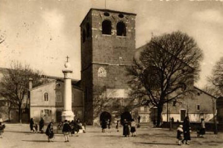 La colona col "melon" davanti al campanile e a la Catedrale de San Giusto, in te una imàgine del 1930.