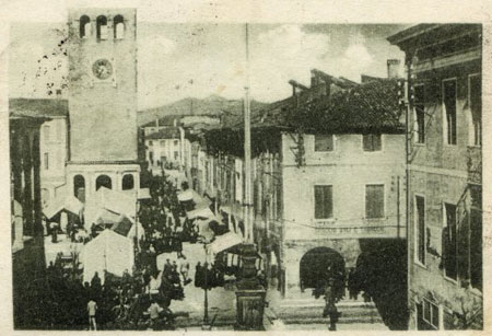 El marcà de na volta a Mossélese, in Piaza Vittorio Emanuele II.