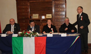 Da sin., l’assessore Corrado Vincenzi, el sindaco Giorgio Malaspina, Lucia Beltrame Menini, el pàroco don Michele Fiore e Mario Klein.