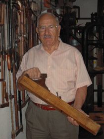 L’artista marangon Guido Borina co’ in man na piola soraman.