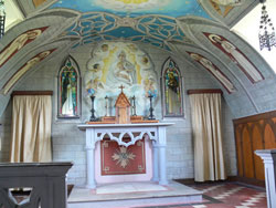 Veduta de l’abside con i afreschi de Domenico Chiocchetti. 