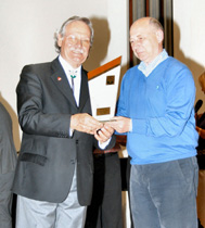 El Presidente del “Pollini”, Iles Braghetto, premia el M° Luciano Pengo.