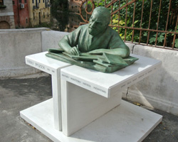 La scultura par el monumento a Neri Pozza.