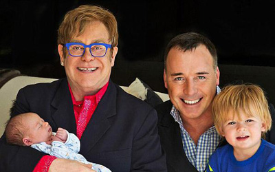 I du popà, Elton John e David Furnish, co i fiòi Elijah e Zachary. (foto The Gossipers)
