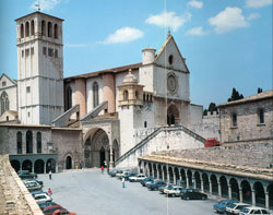 La Basilica de Assisi, capolavoro de arte e fede (1228-1230).