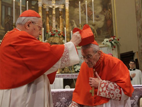 Mons. Loris Capovilla riceve la “berretta cardinalizia” (foto Yuri Colleoni).