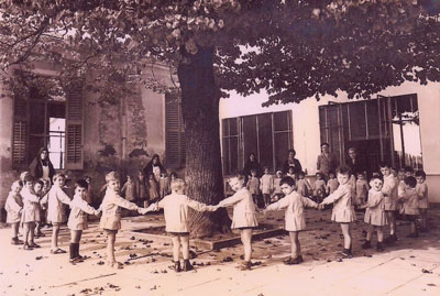 1965. Girotondo de i butini a l’asilo, intorno al tilio del cortile.