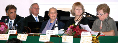 Da sin., Antonio Lella, Luciano Pengo (al pianoforte), Elvira Venturi Zoccatelli, Agnese Girlanda, Lucia Beltrame Menini (drio presentare el libro).