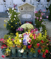 La tonba de don Giuseppe, senpre somersa de fiori freschi, tel pìcolo cimitero de San Salvaro.