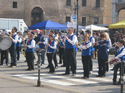 La Banda de Lendinara el 25 aprile 2010 a la parata per la “Festa della Liberazione”.