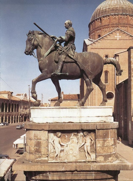 Monumento equestre al condotiero de “Compagnia di ventura”, el Gattamelata, in Piaza del Santo, a Padova.<br />
