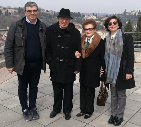 El prof. Francesco Favalli insieme a la so Dina e a i fiói Maria Concetta e Paolo.<br />

