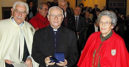 Monsignor Claudio Bellinati, “Padovano Eccellente”, tra Alessandra Breda Mineo e el dr. Walter Ragno.