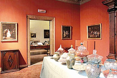 (foto dal Museo del Costume e del Profumo a Palazzo Mocenigo, Santa Croce, 1992 - Venezia)