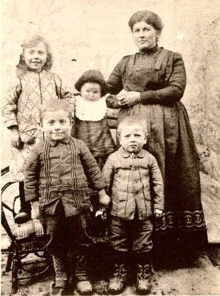 Nona Vitoria co i fiói Rita, Giuseppe, Pietro e la pìcola Maria: foto mandà a nono Sante al fronte, parché ’l vedesse l’ultima nata (12-3-1916).