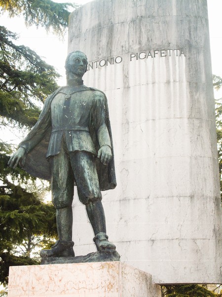 El monumento a Antonio Pigafetta, in via Roma a Vicensa.
