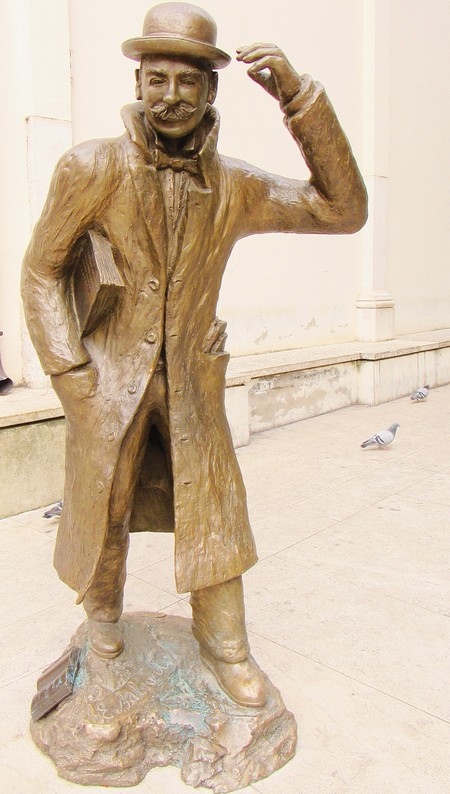 Monumento a Emilio Salgàri, davanti a la Biblioteca Civica de Verona. (foto S. Salvi)