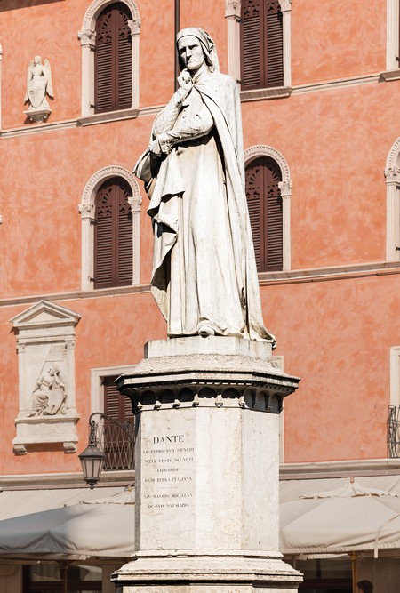 La statua de Dante al centro de la Piazza de i Signori.