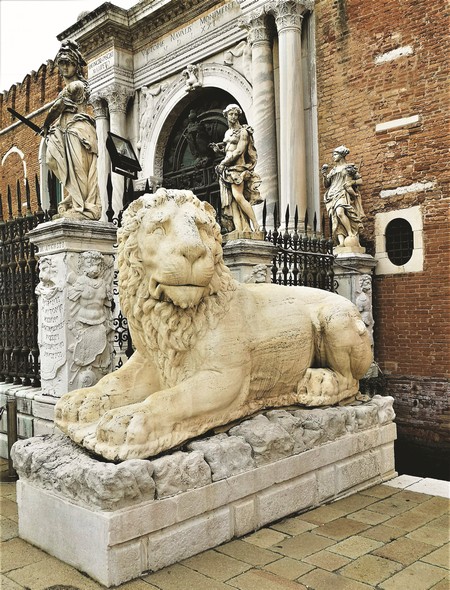 I dó leoni a l’entrata de tera, portà dal Pireo da Francesco Morosini.