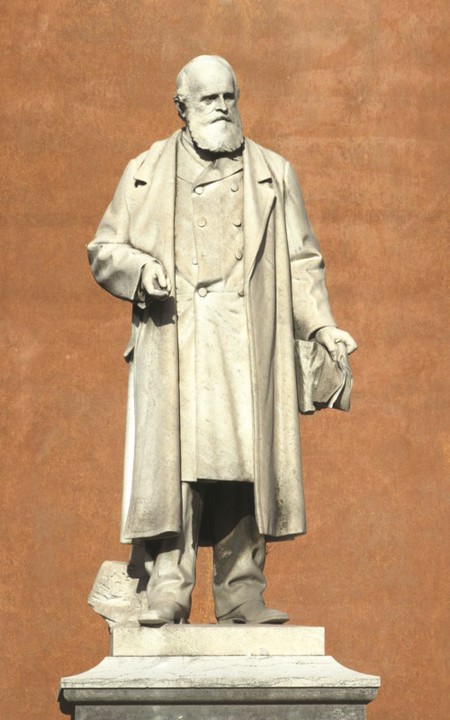 Statua a Alberto Cavalletto, colocà ne la via omonima.