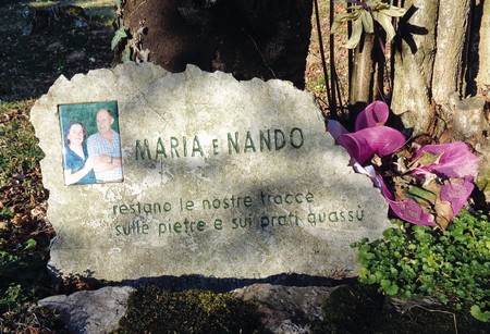 La piera che ricorda Nando e Maria.