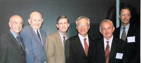 2001. Da sin., i dó Presidenti prof. Sergio Pedrazzoli e prof. John Howard, co quatro relatori al Congresso de Seattle, ne i USA.
