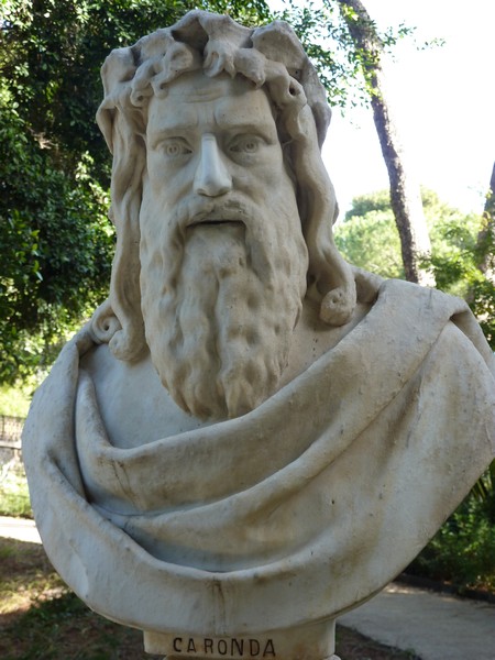Statua del storico legislatore Karonda (VI sec. a.C.- Catania, VI sec. a.C.), ne ’a Vila Bellini a Firenze.