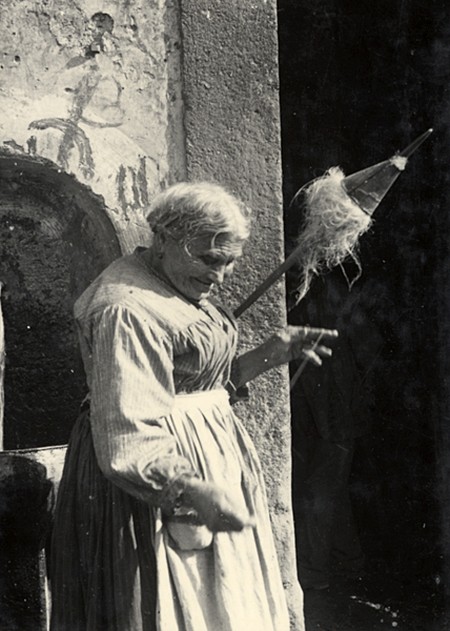 Vecia col fuso (archivio fotografico de Francesco Chigi, 1916).