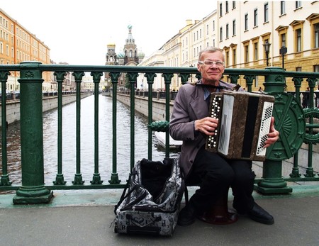 Un fisarmonicista a San Pietroburgo. (foto de Monica Bergamin)