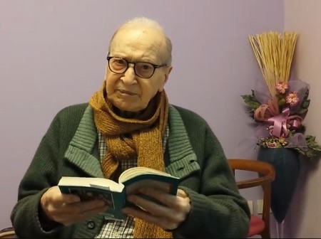 El poeta Marcello Cocchetto, durante l’apuntamento poetico “Inno a febbraio”, con testi trati da Cordialità Trevisana.