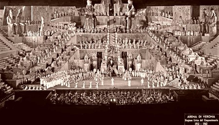 Grande senografìa de l’Aida a l’Arena de Verona nel 1963, direta dal maestro Tullio Serafin, che la gavéa direta za nel 1913, dando el via a l’òpara in Arena, insieme al tenore veronese Giovanni Zenatello.