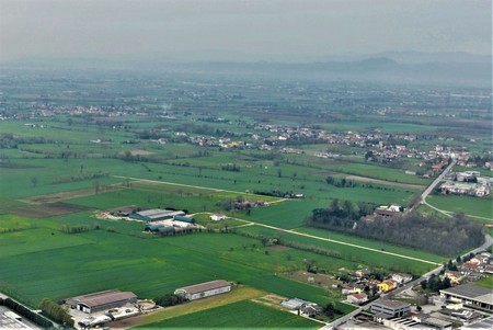 Imàgine aerea de l’area ’ndove ’ntel 1221 se xe conbatùa la Bataja de Bressanvido: in fondo a sinistra Poianella, a destra Bressanvido.