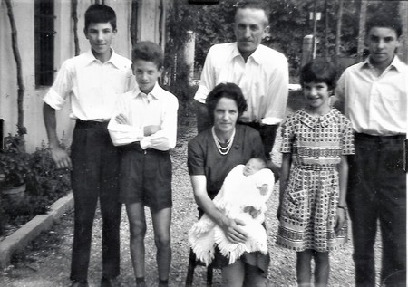 La fameja Dellai de Longa de Schiavon, el 12 agosto 1964, el dì che xe stà batezà el pìcolo Giordano.
