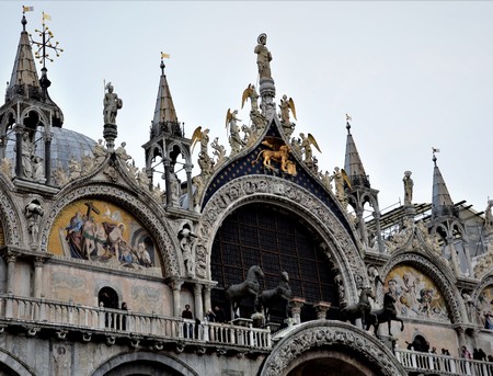 I cavài in bea mostra su ’a terassa in faciata de ’a Basìica de San Marco, ciamài anca ’a “Quadriga”. (foto A. Mondin)