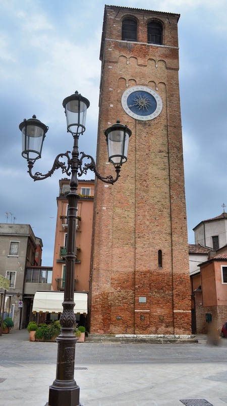 La tóre-campanile de S. Andrea co ’l so orologio.