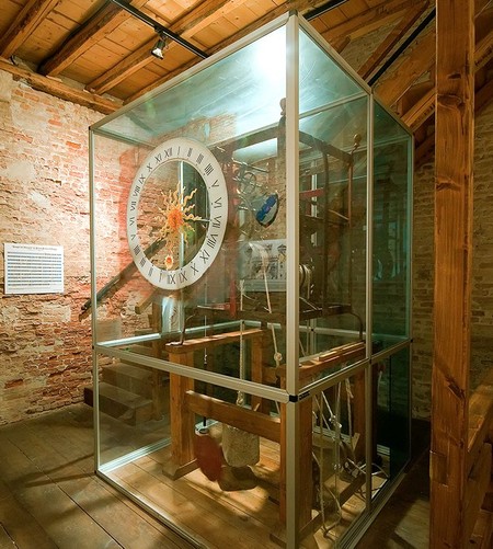 El mecanismo de l’antico orologio, che adesso a se pole amirare a l’interno del campanile, dove ze stà alestìo el “Museo de l’Orologio”.