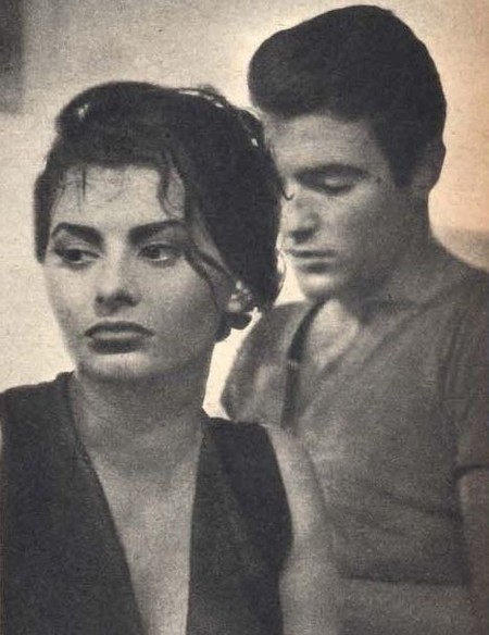 Sophia Loren con Rik Battaglia nel film "La donna del fiume" (1954).