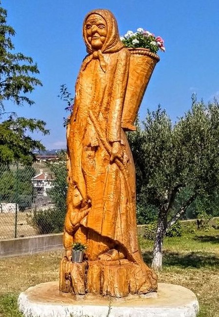 La canolara, scultura in legno, a S. Rocco de Piegara (VR), in Lessinia.