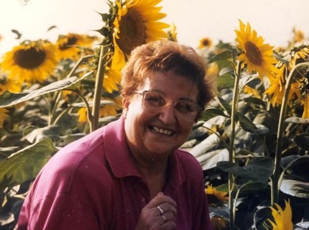 El soriso de Adriana De Togni Cappellari, tra i fiori del sole.