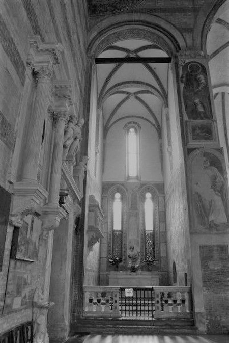 Interno de la Capela de la fameja Sanguinacci, ne la cesa de i Eremitani de Padova (foto de Damiano Bertolazzo) con l’afresco votivo de Giusto de’ Menabuoi (1373).